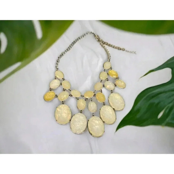 Cream Yellow Bib Costume Jewelry Necklace - Picture 1 of 7